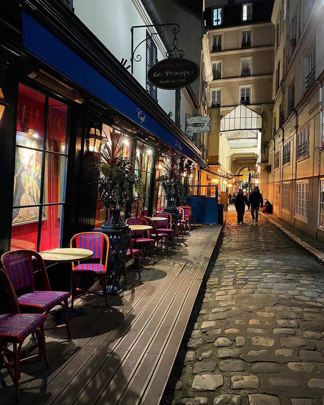 Le Procope ,le plus vieux café de Paris au cœur de Saint Germain.   