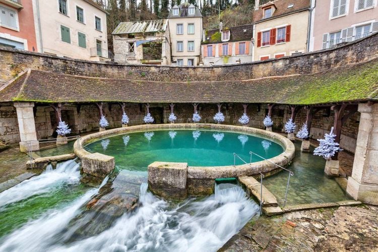 A 2h30 de Paris, connaissez-vous cette source (et ses nombreux mystères) en plein coeur du centre-ville de Tonnerre !