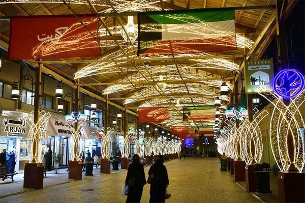 Le marché Mubarakiya est décoré de lumières et de drapeaux pour célébrer les fêtes nationales…