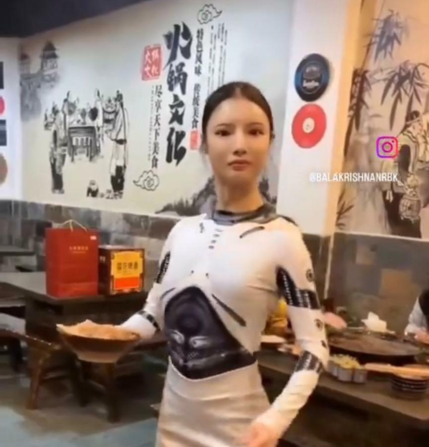 Des robots servent de la nourriture et servent les clients dans un restaurant en Corée…