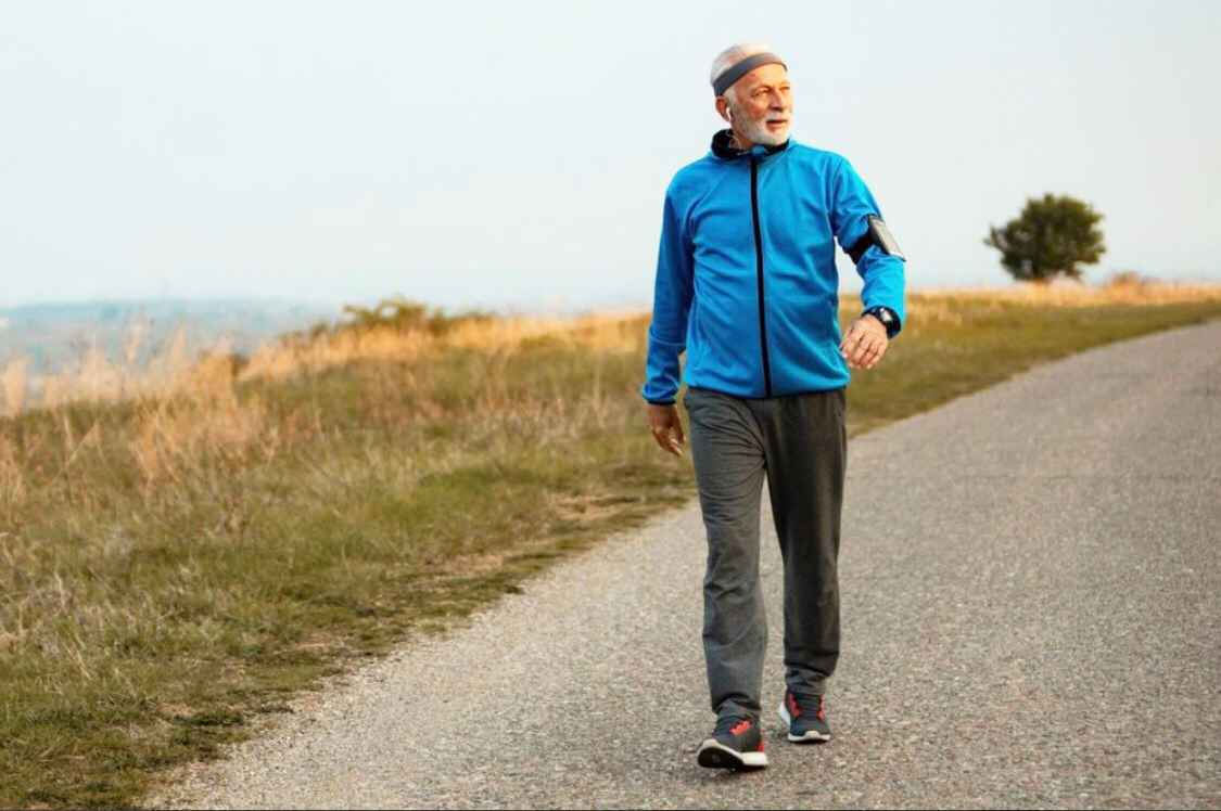 Marcher prévient les maux de dos…